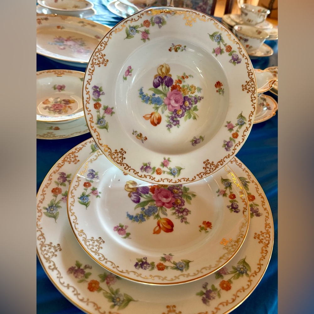 Noritake Dresdoll Pattern - Occupied Japan
5 Piece Seatting for 9
Over 65 Pieces